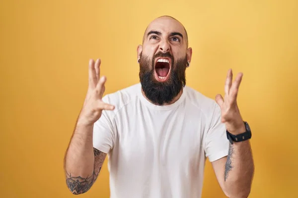 Young Hispanic Man Beard Tattoos Standing Yellow Background Crazy Mad — Stock Photo, Image