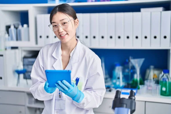 Čínská Žena Vědec Pomocí Touchpad Pracuje Laboratoři — Stock fotografie