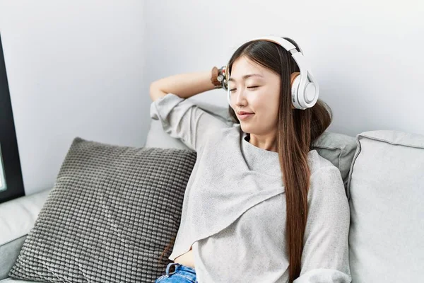 Joven Mujer Asiática Escuchando Música Sala Estar — Foto de Stock