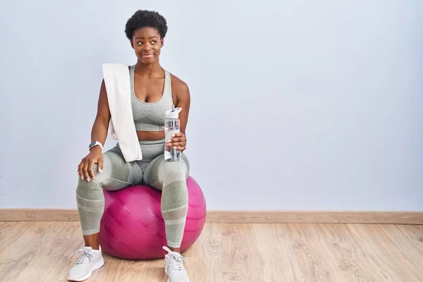 Afrikansk Amerikansk Kvinna Sportkläder Sitter Pilates Boll Leende Tittar Sidan — Stockfoto
