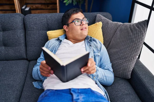 Homem Síndrome Leitura Livro Deitado Sofá Casa — Fotografia de Stock