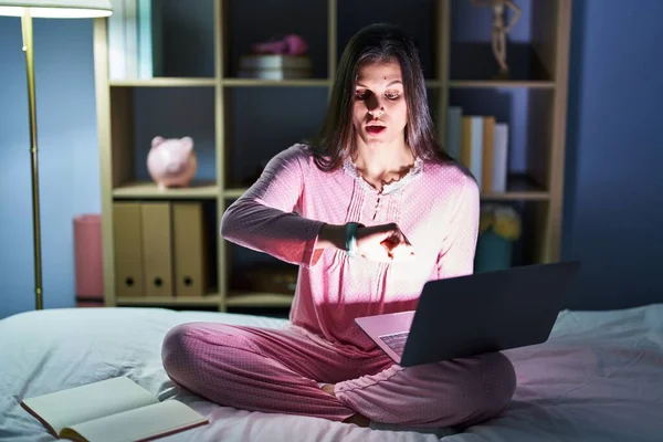 Young Hispanic Woman Using Computer Laptop Bed Looking Watch Time —  Fotos de Stock