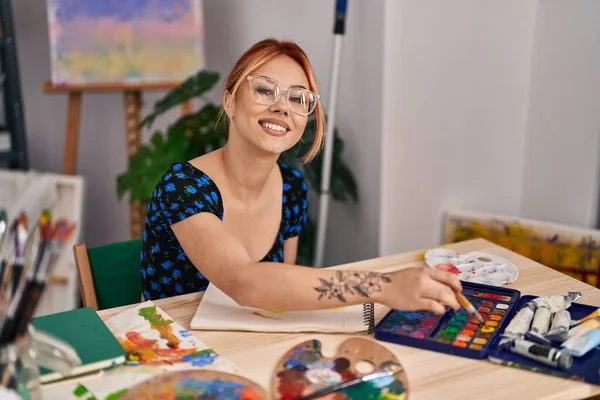 Νεαρή Καυκάσια Γυναίκα Καλλιτέχνης Χαμογελώντας Αυτοπεποίθηση Σχέδιο Στο Σημειωματάριο Τέχνης — Φωτογραφία Αρχείου