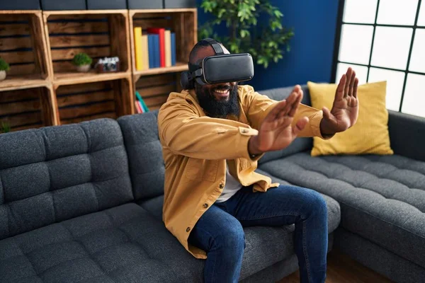 Jovem Afro Americano Jogando Videogame Usando Óculos Realidade Virtual Casa — Fotografia de Stock