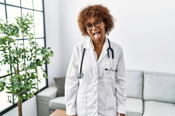 Junge Afrikanisch Amerikanische Frau Arztuniform Und Stethoskop Streckt Fröhlich Die — Stockfoto