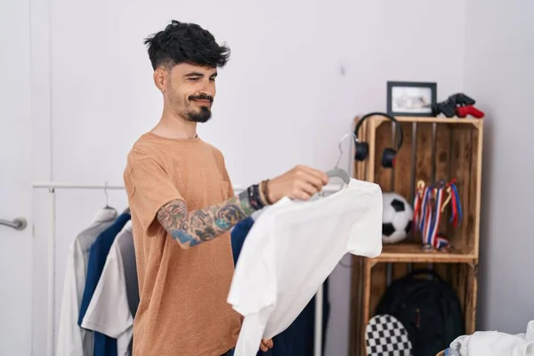 Junger Hispanischer Mann Lächelt Selbstbewusst Und Hält Shirt Schlafzimmer — Stockfoto