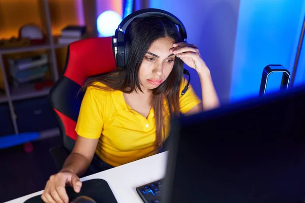 Young Beautiful Arab Woman Streamer Stressed Using Computer Gaming Room — Stock Photo, Image