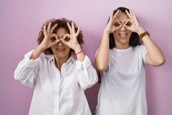 아메리카 사람들의 어머니와 티셔츠를 쌍안경으로 내밀고 손가락을 응시하는 것처럼 일사불란 — 스톡 사진