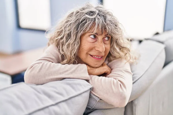 Middle Age Woman Smiling Confident Sitting Sofa Home — Stock Photo, Image