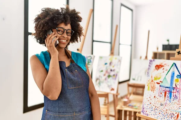 年轻的非洲裔美国女人在艺术工作室用智能手机自信地微笑 — 图库照片