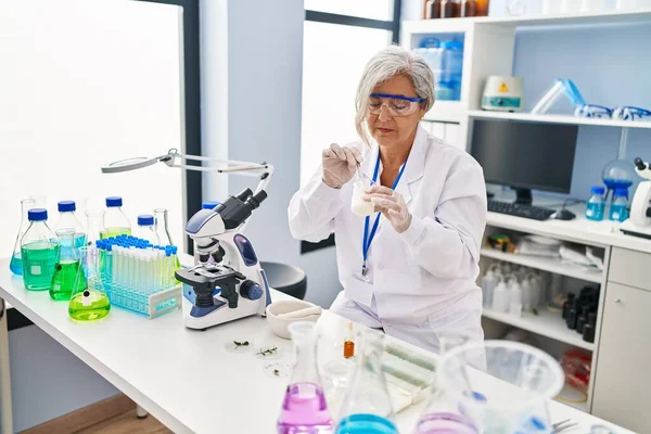 穿着科学家制服在实验室工作的中年妇女 — 图库照片