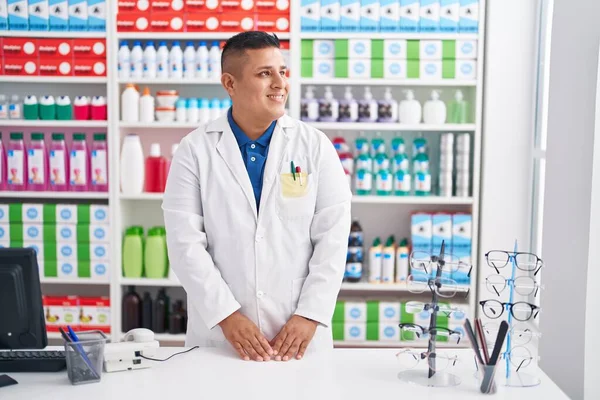 Jovem Latino Homem Farmacêutico Sorrindo Confiante Farmácia — Fotografia de Stock