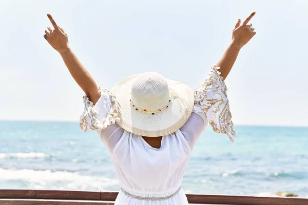 Young Hispanic Woman Back View Wearing Summer Hat Seaside — Fotografia de Stock