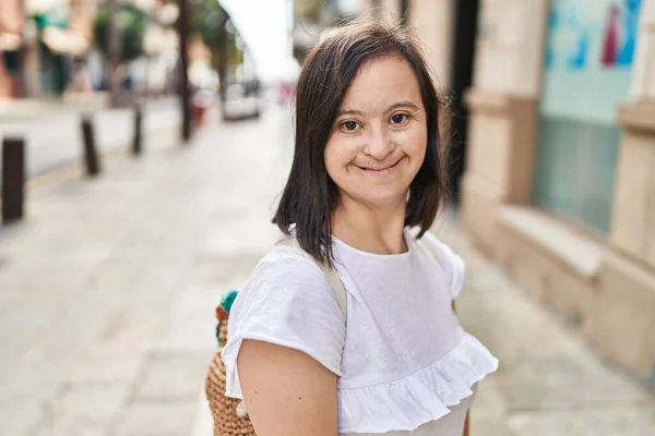 Frau Mit Syndrom Lächelt Selbstbewusst Auf Der Straße — Stockfoto