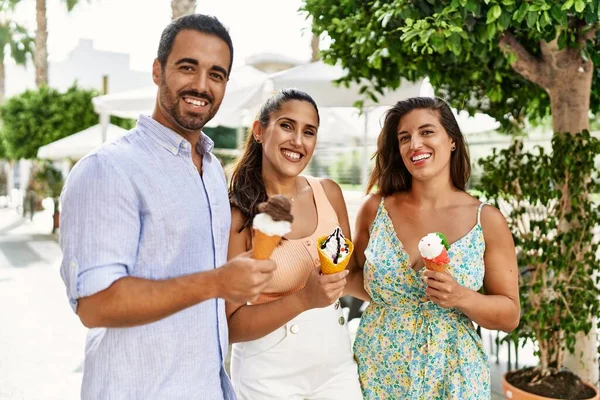 Tres Amigos Hispanos Sonriendo Felices Comiendo Helado Ciudad — Foto de Stock
