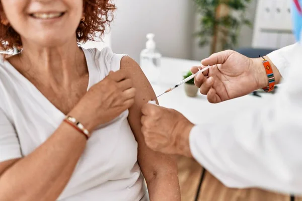 Middle Age Man Woman Wearing Doctor Uniform Vaccinating Clinic — Stockfoto