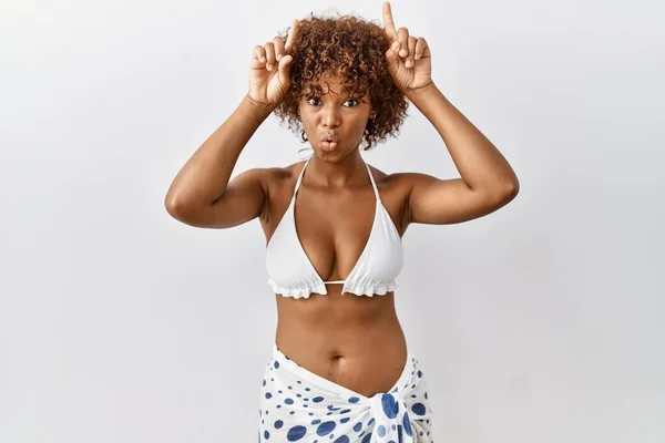 Joven Mujer Afroamericana Con Pelo Rizado Usando Bikini Haciendo Gesto — Foto de Stock