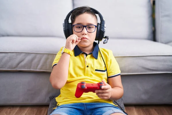 Joven Niño Hispano Jugando Videojuego Sosteniendo Controlador Usando Auriculares Boca —  Fotos de Stock