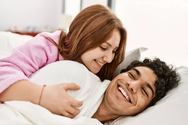 Junges Paar Lächelt Glücklich Und Umarmt Auf Dem Bett Schlafzimmer — Stockfoto