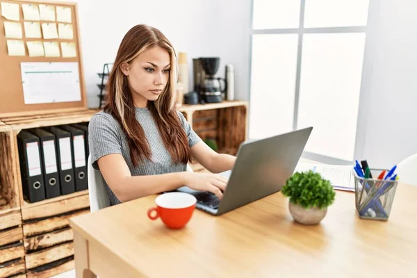 Ung Brunett Kvinna Som Arbetar Kontoret Med Laptop Avslappnad Med — Stockfoto