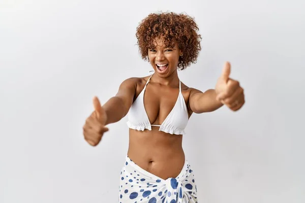 Young African American Woman Curly Hair Wearing Bikini Approving Doing — Stockfoto