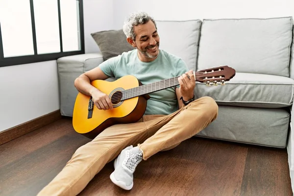 Homem Cabelos Grisalhos Meia Idade Tocando Guitarra Clássica Sentado Chão — Fotografia de Stock