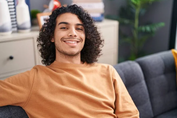 Νεαρός Λατίνος Άνδρας Χαμογελά Αυτοπεποίθηση Κάθεται Στον Καναπέ Στο Σπίτι — Φωτογραφία Αρχείου