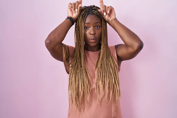 Pembe Arka Planda Örülü Saçları Olan Afro Amerikalı Kadın Boynuzları — Stok fotoğraf