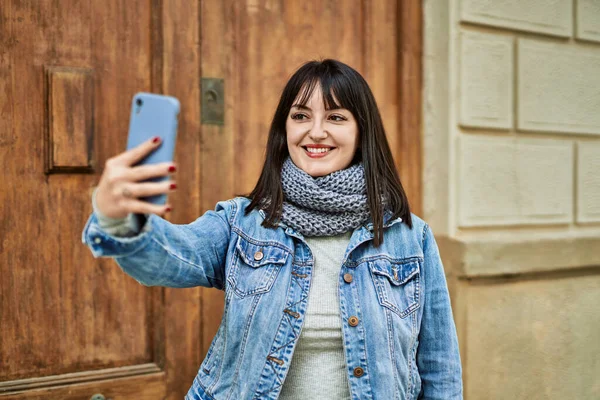 Jeune Femme Brune Souriante Prenant Une Photo Selfie Entrée Maison — Photo