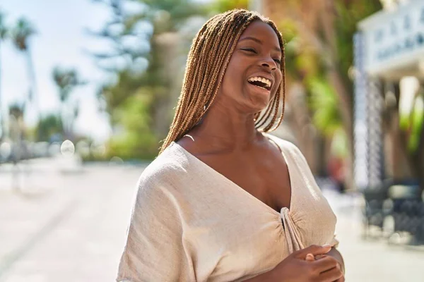 Afričanky Americká Žena Usmívá Sebevědomě Dívá Stranou Parku — Stock fotografie