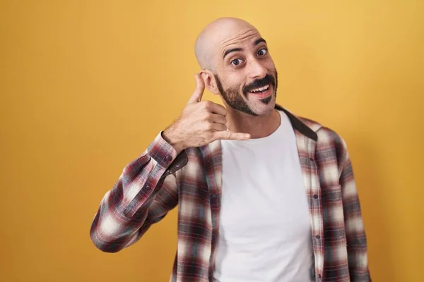 Hispanic Man Beard Standing Yellow Background Smiling Doing Phone Gesture — Stock Photo, Image