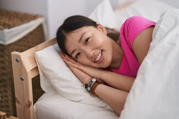 Chinesin Lächelt Zuversichtlich Schlafzimmer Auf Bett Liegend — Stockfoto