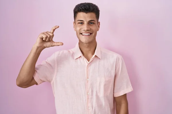 Joven Hombre Hispano Pie Sobre Fondo Rosa Sonriente Seguro Gesto — Foto de Stock