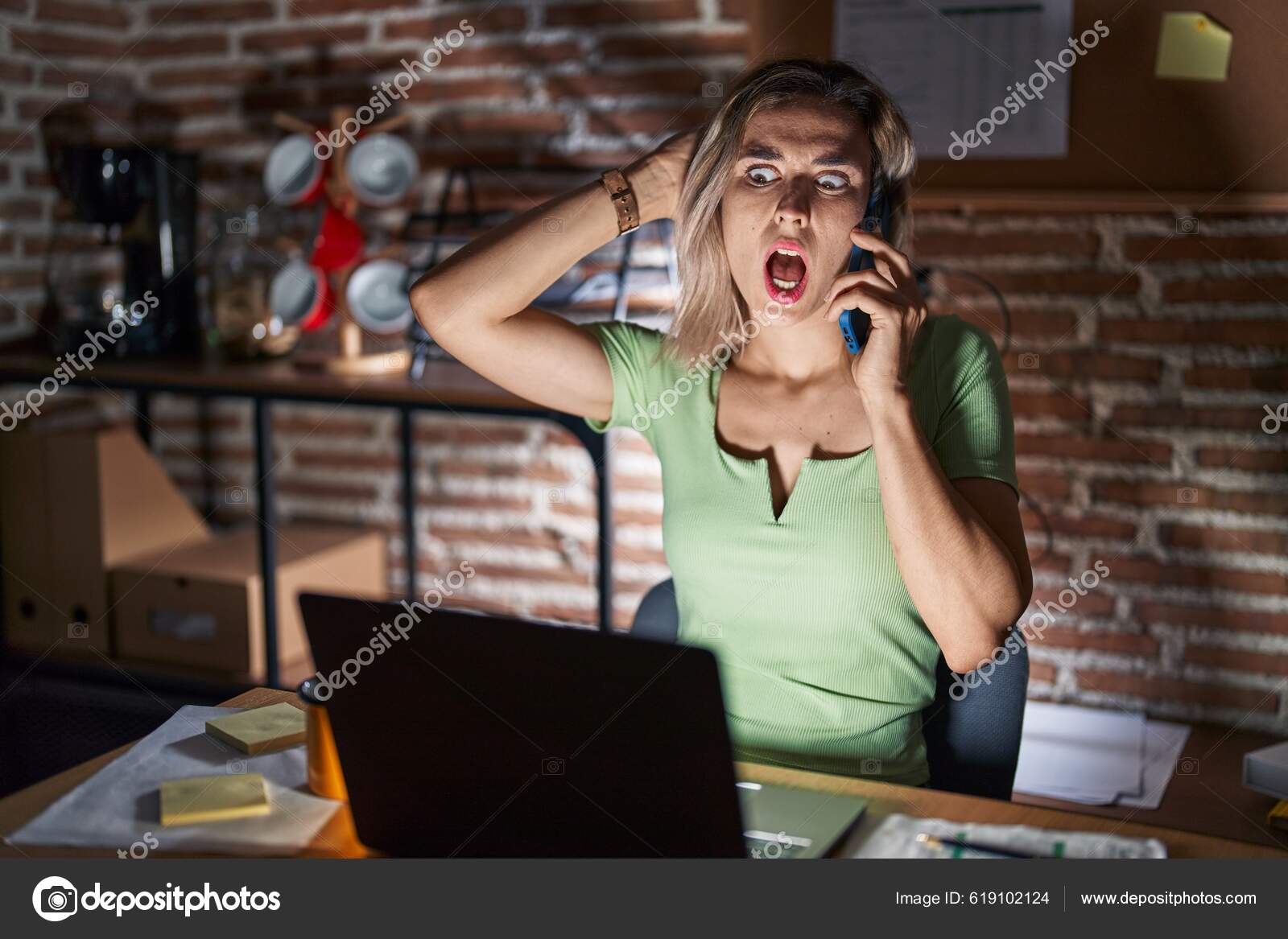 Девушка зевает. Зевающее лицо. Человек зевает боком. Зевающий человек с телефоном. Картинки усталый и смеющийся.