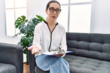 Genç İspanyol kadın psikoloji kliniğinde psikoloji desteği veriyor.