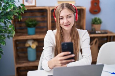 Beyaz kadın gülümsüyor. Video araması için kendine güveniyor.