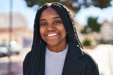 Sokakta kendine güvenen Afrikalı Amerikalı kadın gülümsüyor