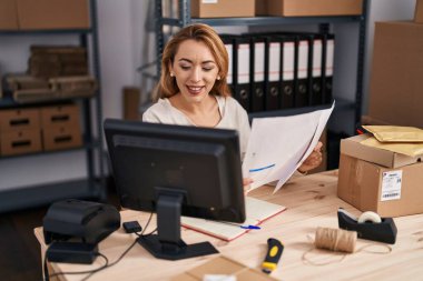 Genç kadın ecommerce buses ofis çalışanı belge okuma