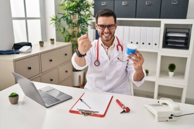 Sakallı, pamuklu sakallı genç İspanyol doktor öfkeyle bağırıyor, öfkeyle bağırıyor ve el kaldırıyor. 