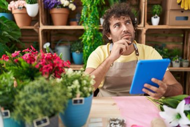 Çiçekçide İspanyol asıllı bir çiçekçi, dokunmatik bir yüz ifadesi kullanıyor.