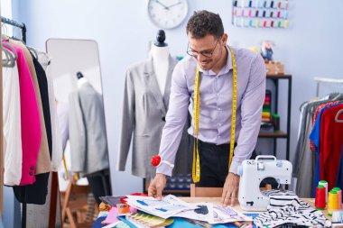 Genç İspanyol terzi, terzide kendine güvenen bir kıyafet tasarımcısı.