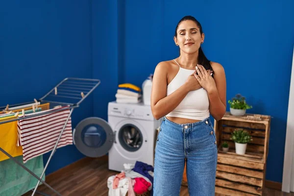 Ung Latinamerikansk Kvinna Tvättstugan Ler Med Händerna Bröstet Med Slutna — Stockfoto