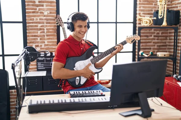 Jeune Homme Hispanique Musicien Jouant Guitare Électrique Studio Musique — Photo