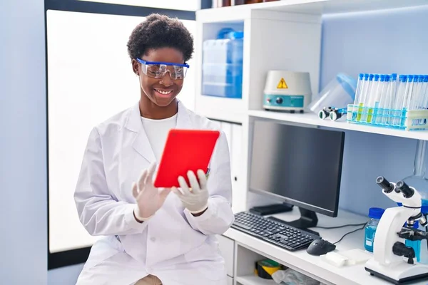 African American Woman Wearing Scientist Uniform Using Touchpad Laboratory — ストック写真