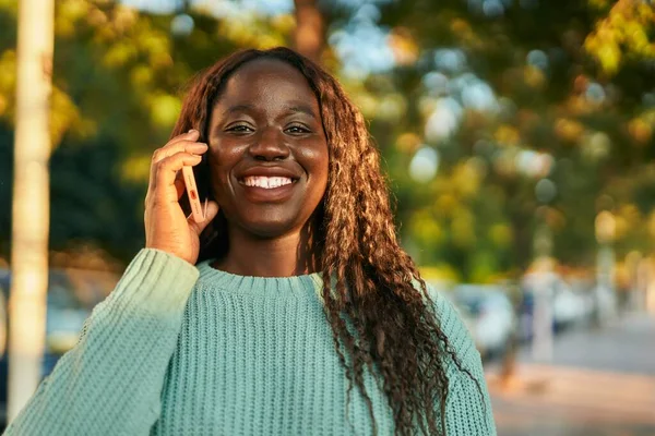 在公园打电话时 年轻的非洲女人高兴地微笑着 — 图库照片