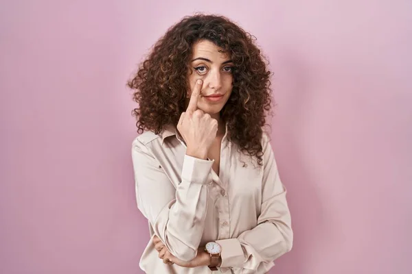 Hispanic Woman Curly Hair Standing Pink Background Pointing Eye Watching — Stok fotoğraf