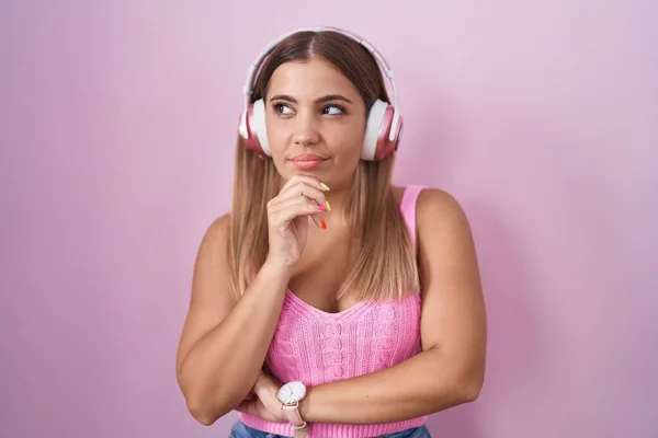 Mujer Rubia Joven Escuchando Música Usando Auriculares Que Miran Confiados — Foto de Stock