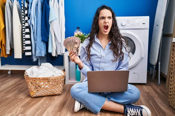 Ung Brunett Kvinna Som Tvättar Med Bärbar Dator Håller Pengar — Stockfoto