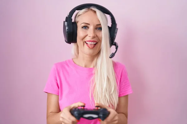 Caucasian Woman Playing Video Game Holding Controller Sticking Tongue Out — Stockfoto
