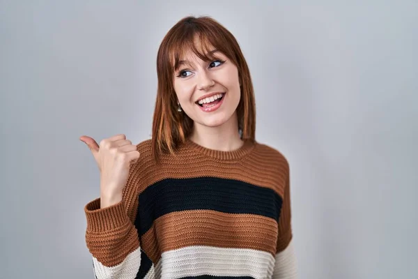 Młoda Piękna Kobieta Ubrana Sweter Paski Odizolowanym Tle Uśmiechnięta Szczęśliwym — Zdjęcie stockowe